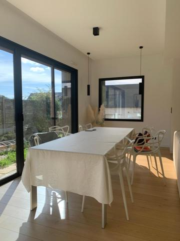 TRES BELLE CONTEMPORAINE