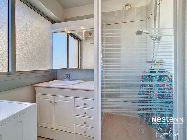 Dernier étage pour cet appartement au centre ville de Cavalaire-sur-Mer 4 pièces environ 100 m² avec 3 terrasses et stationnement