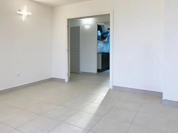 Appartement lumineux 4 pièces, 3 chambres, 76m2. Petit Balcon