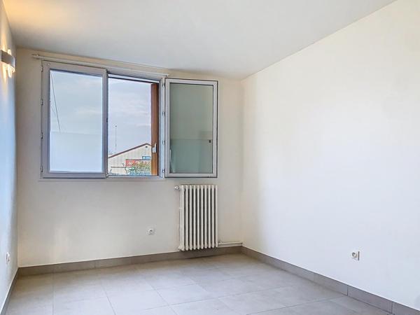 Appartement lumineux 4 pièces, 3 chambres, 76m2. Petit Balcon