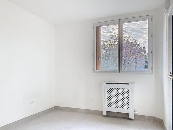 Appartement lumineux 4 pièces, 3 chambres, 76m2. Petit Balcon