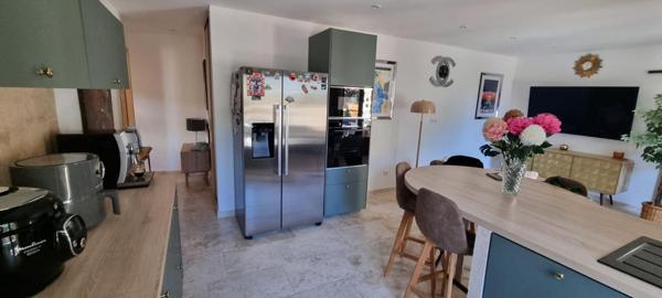 BAS DE VILLA T3, TERRASSE, JACUZZI ET STATIONNEMENT