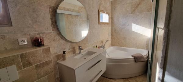 BAS DE VILLA T3, TERRASSE, JACUZZI ET STATIONNEMENT