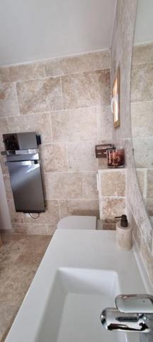 BAS DE VILLA T3, TERRASSE, JACUZZI ET STATIONNEMENT