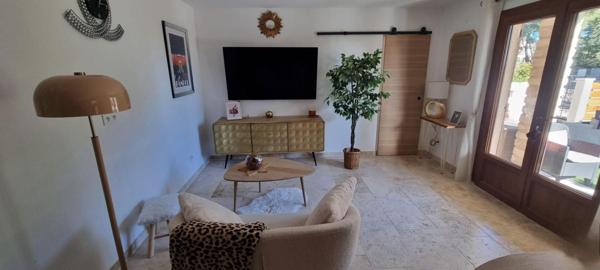 BAS DE VILLA T3, TERRASSE, JACUZZI ET STATIONNEMENT