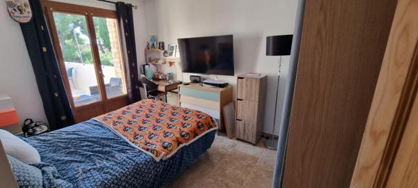 BAS DE VILLA T3, TERRASSE, JACUZZI ET STATIONNEMENT