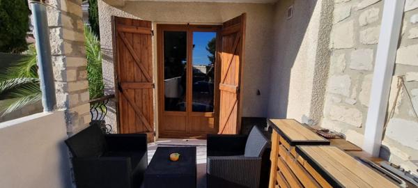 BAS DE VILLA T3, TERRASSE, JACUZZI ET STATIONNEMENT