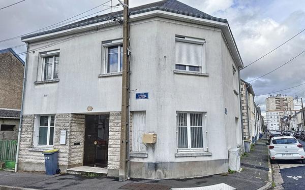 Immeuble à vendre    3 pièces •  Tours