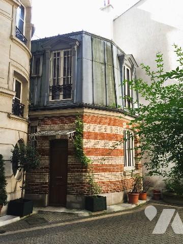 CHAMPS DE MARS  -  Dans un immeuble de prestige, maison de 3 pièces