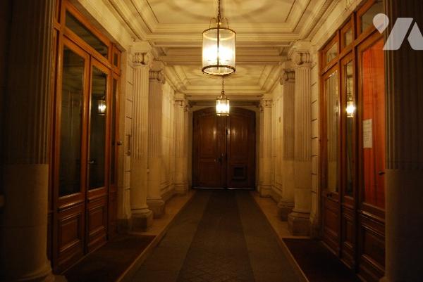 CHAMPS DE MARS  -  Dans un immeuble de prestige, maison de 3 pièces