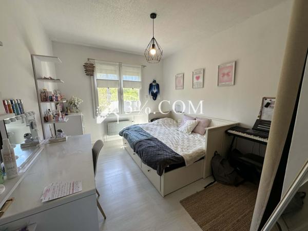 Maison de village
                                                                                                                                                                                                                                                                                                                        7 pièce(s)                                                                                                                                                                                                          5 chambre(s)                                                                                                                                                                                                          180  m²