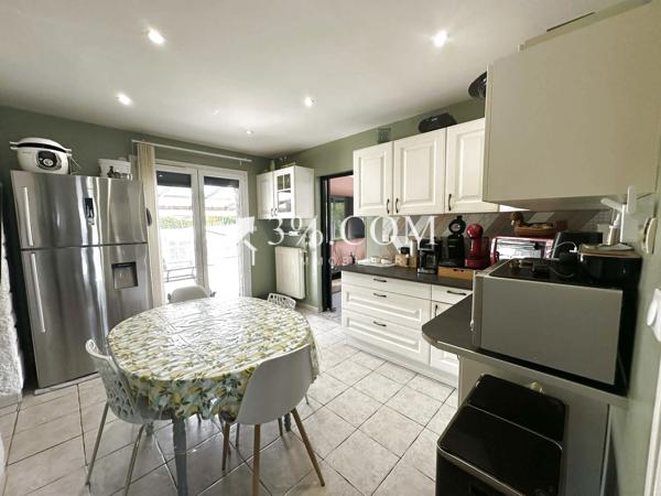 Maison de village
                                                                                                                                                                                                                                                                                                                        7 pièce(s)                                                                                                                                                                                                          5 chambre(s)                                                                                                                                                                                                          180  m²