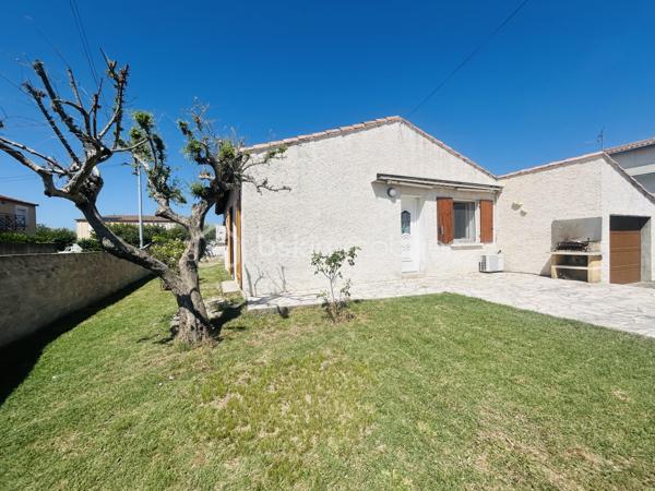 Dans le recherché village de MARGUERITTES, venez découvrir en zone résidentielle cette maison de plain-pied, édifiée dans les années 70, de construction traditionnelle, sur une parcelle de 513 m².

Elle se compose : d’une entrée , d’une belle pièce de vie de 25 m², d’une cuisine de 9 m² séparée, mais qui peut s’ouvrir sur la pièce de vie, de 3 chambres, d’une salle d’eau et d’un WC.

Le garage d’une surface de 17 m² est accessible de l’extérieur, tout comme un très bel atelier de plus de 44 m² , très beau potentiel qui peut permettre à pas mal de projets de voir le jour. Sa toiture à été refaite cette année.

Les prestations de la maison: double vitrage PVC, volets bois, chauffage électrique ( radiateurs et 1 climatisation réversible dans la pièce de vie), porte de garage motorisée, portail PVC, portillon PVC, chauffe eau de 2025.

A vos agendas pour la visite !