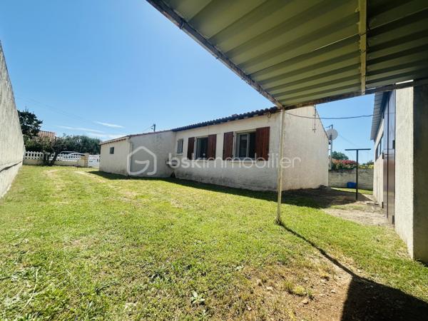 Dans le recherché village de MARGUERITTES, venez découvrir en zone résidentielle cette maison de plain-pied, édifiée dans les années 70, de construction traditionnelle, sur une parcelle de 513 m².

Elle se compose : d’une entrée , d’une belle pièce de vie de 25 m², d’une cuisine de 9 m² séparée, mais qui peut s’ouvrir sur la pièce de vie, de 3 chambres, d’une salle d’eau et d’un WC.

Le garage d’une surface de 17 m² est accessible de l’extérieur, tout comme un très bel atelier de plus de 44 m² , très beau potentiel qui peut permettre à pas mal de projets de voir le jour. Sa toiture à été refaite cette année.

Les prestations de la maison: double vitrage PVC, volets bois, chauffage électrique ( radiateurs et 1 climatisation réversible dans la pièce de vie), porte de garage motorisée, portail PVC, portillon PVC, chauffe eau de 2025.

A vos agendas pour la visite !