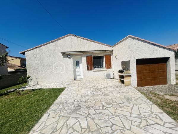 Dans le recherché village de MARGUERITTES, venez découvrir en zone résidentielle cette maison de plain-pied, édifiée dans les années 70, de construction traditionnelle, sur une parcelle de 513 m².

Elle se compose : d’une entrée , d’une belle pièce de vie de 25 m², d’une cuisine de 9 m² séparée, mais qui peut s’ouvrir sur la pièce de vie, de 3 chambres, d’une salle d’eau et d’un WC.

Le garage d’une surface de 17 m² est accessible de l’extérieur, tout comme un très bel atelier de plus de 44 m² , très beau potentiel qui peut permettre à pas mal de projets de voir le jour. Sa toiture à été refaite cette année.

Les prestations de la maison: double vitrage PVC, volets bois, chauffage électrique ( radiateurs et 1 climatisation réversible dans la pièce de vie), porte de garage motorisée, portail PVC, portillon PVC, chauffe eau de 2025.

A vos agendas pour la visite !