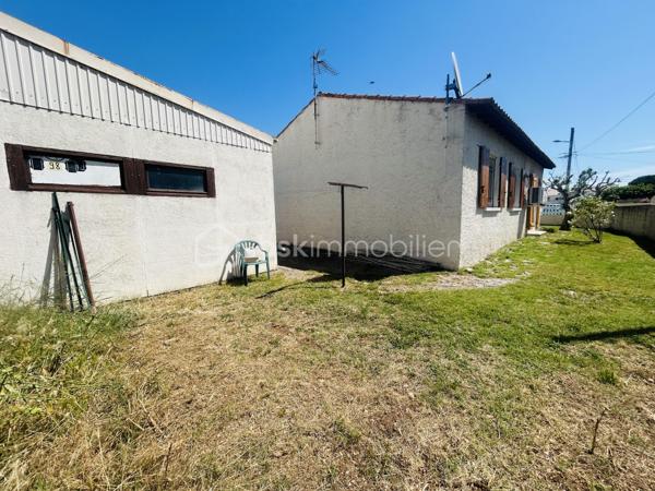 Dans le recherché village de MARGUERITTES, venez découvrir en zone résidentielle cette maison de plain-pied, édifiée dans les années 70, de construction traditionnelle, sur une parcelle de 513 m².

Elle se compose : d’une entrée , d’une belle pièce de vie de 25 m², d’une cuisine de 9 m² séparée, mais qui peut s’ouvrir sur la pièce de vie, de 3 chambres, d’une salle d’eau et d’un WC.

Le garage d’une surface de 17 m² est accessible de l’extérieur, tout comme un très bel atelier de plus de 44 m² , très beau potentiel qui peut permettre à pas mal de projets de voir le jour. Sa toiture à été refaite cette année.

Les prestations de la maison: double vitrage PVC, volets bois, chauffage électrique ( radiateurs et 1 climatisation réversible dans la pièce de vie), porte de garage motorisée, portail PVC, portillon PVC, chauffe eau de 2025.

A vos agendas pour la visite !