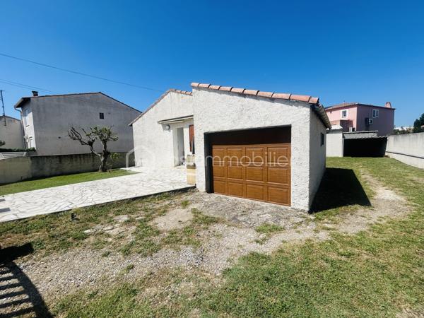 Dans le recherché village de MARGUERITTES, venez découvrir en zone résidentielle cette maison de plain-pied, édifiée dans les années 70, de construction traditionnelle, sur une parcelle de 513 m².

Elle se compose : d’une entrée , d’une belle pièce de vie de 25 m², d’une cuisine de 9 m² séparée, mais qui peut s’ouvrir sur la pièce de vie, de 3 chambres, d’une salle d’eau et d’un WC.

Le garage d’une surface de 17 m² est accessible de l’extérieur, tout comme un très bel atelier de plus de 44 m² , très beau potentiel qui peut permettre à pas mal de projets de voir le jour. Sa toiture à été refaite cette année.

Les prestations de la maison: double vitrage PVC, volets bois, chauffage électrique ( radiateurs et 1 climatisation réversible dans la pièce de vie), porte de garage motorisée, portail PVC, portillon PVC, chauffe eau de 2025.

A vos agendas pour la visite !