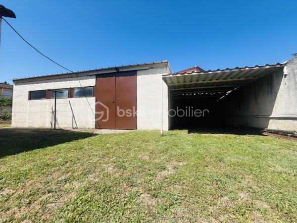 Dans le recherché village de MARGUERITTES, venez découvrir en zone résidentielle cette maison de plain-pied, édifiée dans les années 70, de construction traditionnelle, sur une parcelle de 513 m².

Elle se compose : d’une entrée , d’une belle pièce de vie de 25 m², d’une cuisine de 9 m² séparée, mais qui peut s’ouvrir sur la pièce de vie, de 3 chambres, d’une salle d’eau et d’un WC.

Le garage d’une surface de 17 m² est accessible de l’extérieur, tout comme un très bel atelier de plus de 44 m² , très beau potentiel qui peut permettre à pas mal de projets de voir le jour. Sa toiture à été refaite cette année.

Les prestations de la maison: double vitrage PVC, volets bois, chauffage électrique ( radiateurs et 1 climatisation réversible dans la pièce de vie), porte de garage motorisée, portail PVC, portillon PVC, chauffe eau de 2025.

A vos agendas pour la visite !