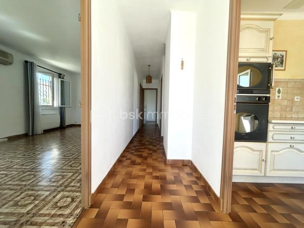 Dans le recherché village de MARGUERITTES, venez découvrir en zone résidentielle cette maison de plain-pied, édifiée dans les années 70, de construction traditionnelle, sur une parcelle de 513 m².

Elle se compose : d’une entrée , d’une belle pièce de vie de 25 m², d’une cuisine de 9 m² séparée, mais qui peut s’ouvrir sur la pièce de vie, de 3 chambres, d’une salle d’eau et d’un WC.

Le garage d’une surface de 17 m² est accessible de l’extérieur, tout comme un très bel atelier de plus de 44 m² , très beau potentiel qui peut permettre à pas mal de projets de voir le jour. Sa toiture à été refaite cette année.

Les prestations de la maison: double vitrage PVC, volets bois, chauffage électrique ( radiateurs et 1 climatisation réversible dans la pièce de vie), porte de garage motorisée, portail PVC, portillon PVC, chauffe eau de 2025.

A vos agendas pour la visite !