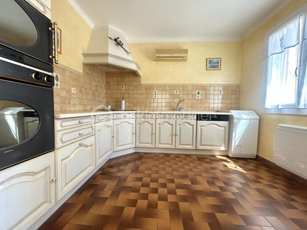 Dans le recherché village de MARGUERITTES, venez découvrir en zone résidentielle cette maison de plain-pied, édifiée dans les années 70, de construction traditionnelle, sur une parcelle de 513 m².

Elle se compose : d’une entrée , d’une belle pièce de vie de 25 m², d’une cuisine de 9 m² séparée, mais qui peut s’ouvrir sur la pièce de vie, de 3 chambres, d’une salle d’eau et d’un WC.

Le garage d’une surface de 17 m² est accessible de l’extérieur, tout comme un très bel atelier de plus de 44 m² , très beau potentiel qui peut permettre à pas mal de projets de voir le jour. Sa toiture à été refaite cette année.

Les prestations de la maison: double vitrage PVC, volets bois, chauffage électrique ( radiateurs et 1 climatisation réversible dans la pièce de vie), porte de garage motorisée, portail PVC, portillon PVC, chauffe eau de 2025.

A vos agendas pour la visite !
