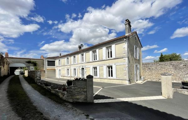 LONGERE CHARENTAISE DE 289M² AVEC JARDIN