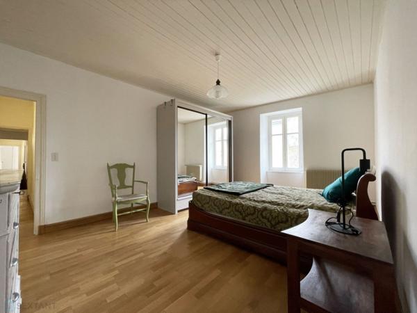 LONGERE CHARENTAISE DE 289M² AVEC JARDIN