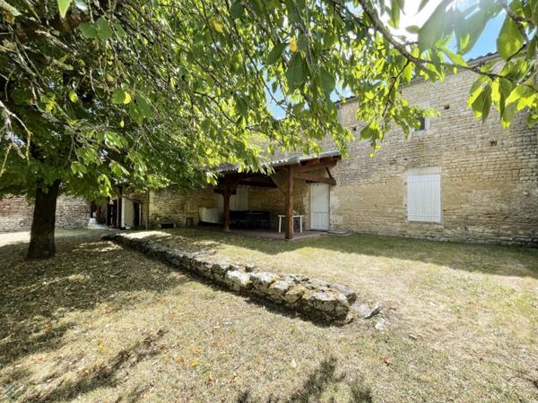 LONGERE CHARENTAISE DE 289M² AVEC JARDIN