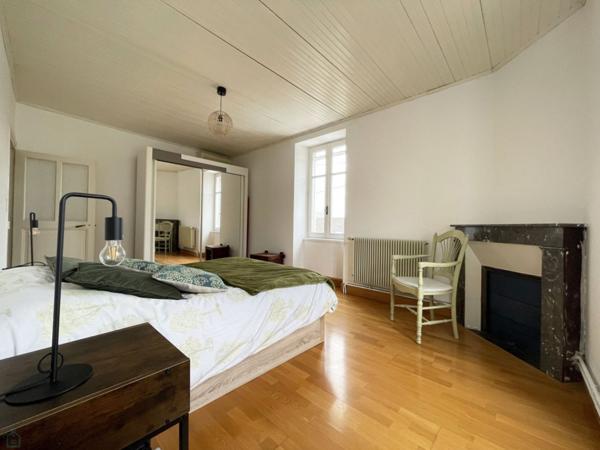 LONGERE CHARENTAISE DE 289M² AVEC JARDIN