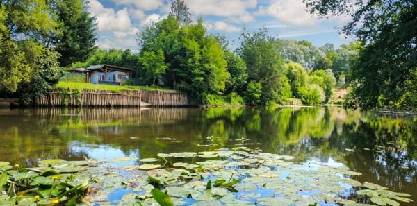 OPPORTUNITÉ : TERRAIN DE LOISIR D'ENVIRON 1 300 M² AVEC EAU, ÉLECTRICITÉ ET ACCÈS PRIVILÉGIÉ À LA SARTHE !