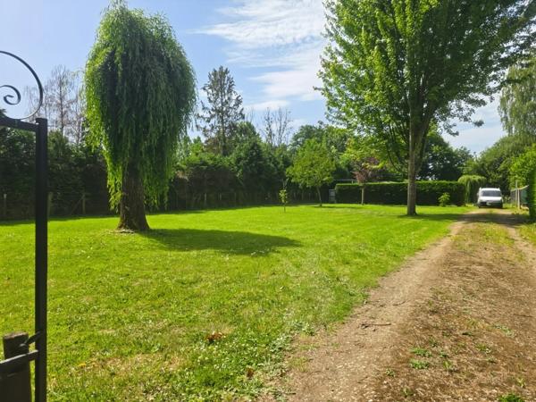 OPPORTUNITÉ : TERRAIN DE LOISIR D'ENVIRON 1 300 M² AVEC EAU, ÉLECTRICITÉ ET ACCÈS PRIVILÉGIÉ À LA SARTHE !