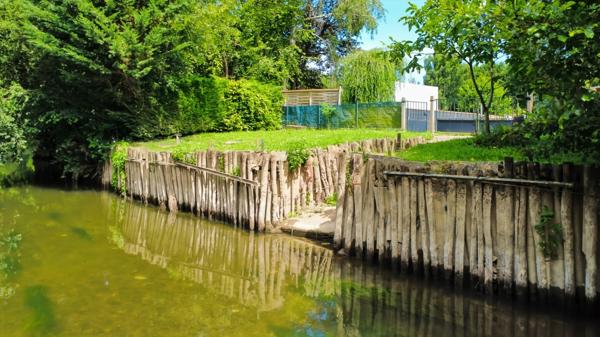 OPPORTUNITÉ : TERRAIN DE LOISIR D'ENVIRON 1 300 M² AVEC EAU, ÉLECTRICITÉ ET ACCÈS PRIVILÉGIÉ À LA SARTHE !