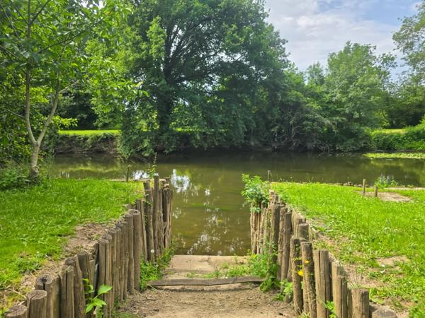 OPPORTUNITÉ : TERRAIN DE LOISIR D'ENVIRON 1 300 M² AVEC EAU, ÉLECTRICITÉ ET ACCÈS PRIVILÉGIÉ À LA SARTHE !