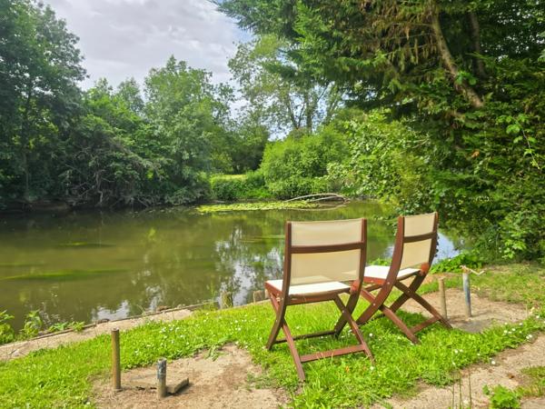 OPPORTUNITÉ : TERRAIN DE LOISIR D'ENVIRON 1 300 M² AVEC EAU, ÉLECTRICITÉ ET ACCÈS PRIVILÉGIÉ À LA SARTHE !