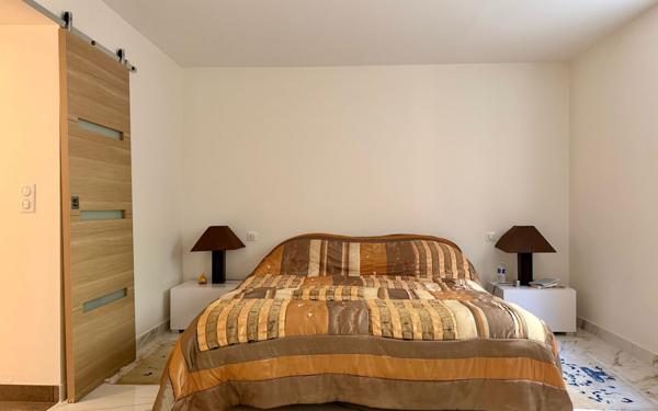 Appartement à vendre    4 pièces • 124,09 m2 Paris 16