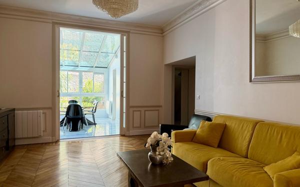 Appartement à vendre    4 pièces • 124,09 m2 Paris 16