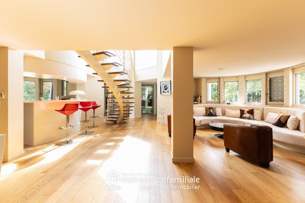 Maison
                                                                                                                                                                                                                                                                                                                        6 pièce(s)                                                                                                                                                                                                          4 chambre(s)                                                                                                                                                                                                          250  m²
