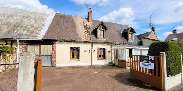Une belle opportunité à ne pas manquer pour résidence principale ou secondaire !
A Dangeau, commune nouvelle de 1250 habitants, à 10 mn de Brou et de Bonneval, 12 mn d'Illiers-Combray, 35 mn de Chartres, 1h10 d'Orléans et 1h30 de Paris.
En plein cœur du village historique de Dangeau, dans une ruelle calme et pleine de charme, à quelques pas à pied des commodités : boulangerie, épicerie, bar-tabac, ramassage scolaire, école, mairie, terrain de sport,...

Charmante maison de village traditionnelle, habitable de plain-pied, sur parcelle de 550 m² totalement clôturée.
À l'avant : enrobé permettant de garer plusieurs véhicules,
À l'arrière :  jardin, potager et dépendances .
Une grande grange attenante de 56 m² au sol peut être en grande partie aménagée. Elle comprend un étage et une cave-atelier.

Dans la maison mitoyenne, 5 pièces spacieuses :
  - Entrée par une Véranda orientée ouest, lumineuse et chauffée de 16 m² ;
  - Pièce de vie / Cuisine de 21 m² distribuant les autres espaces , équipée d'une cheminée à foyer ouvert ;
  - Salon-salle-à-manger de 21 m² avec lumière traversante (rideaux de séparation amovibles) ;
  - Chambre d'environ 15 m² donnant sur la véranda ;
  - Salle d'eau avec douche à l'italienne ;
  - WC séparés avec fenêtre donnant sur le jardin.
À l'étage :
  - Une grande chambre mansardée de 15 m² (à 1,80 de hauteur) avec lumière traversante ;
  - Un cagibi pouvant être aménagé en WC ;
  - Un grenier aménageable en chambre.
  - (Possibilité combles supplémentaires au-dessus de la chambre ou création mezzanine).

Rafraîchissements à prévoir.

Dans le jardin coquet et bien tenu, plusieurs espaces sont matérialisés : petite terrasse, un chalet (15 m²) et deux dépendances en dur avec dalles béton pour stockage et ateliers.
espace poulailler, potager, pelouse. 1 point d'eau à l'avant et un à l'arrière.

 ++ LES PLUS ++ 
  - Fenêtres PVC double-vitrage imitation bois.  Persiennes métalliques au RdC et plastique à l'étage
  - Chauffage central avec chaudière fioul Viessmann
  - Portail et portillon PVC récents
  - Tout-à-l'égout
  - Raccordement fibre
  - Potentiels d'aménagements d'espaces supplémentaires
  - Possibilité de faire communiquer la maison avec la grange attenante, la chambre du bas avec la véranda et le salon avec le jardin.
.