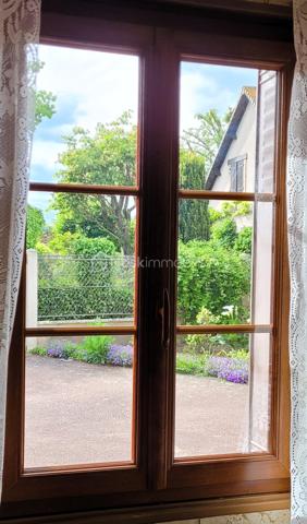Une belle opportunité à ne pas manquer pour résidence principale ou secondaire !
A Dangeau, commune nouvelle de 1250 habitants, à 10 mn de Brou et de Bonneval, 12 mn d'Illiers-Combray, 35 mn de Chartres, 1h10 d'Orléans et 1h30 de Paris.
En plein cœur du village historique de Dangeau, dans une ruelle calme et pleine de charme, à quelques pas à pied des commodités : boulangerie, épicerie, bar-tabac, ramassage scolaire, école, mairie, terrain de sport,...

Charmante maison de village traditionnelle, habitable de plain-pied, sur parcelle de 550 m² totalement clôturée.
À l'avant : enrobé permettant de garer plusieurs véhicules,
À l'arrière :  jardin, potager et dépendances .
Une grande grange attenante de 56 m² au sol peut être en grande partie aménagée. Elle comprend un étage et une cave-atelier.

Dans la maison mitoyenne, 5 pièces spacieuses :
  - Entrée par une Véranda orientée ouest, lumineuse et chauffée de 16 m² ;
  - Pièce de vie / Cuisine de 21 m² distribuant les autres espaces , équipée d'une cheminée à foyer ouvert ;
  - Salon-salle-à-manger de 21 m² avec lumière traversante (rideaux de séparation amovibles) ;
  - Chambre d'environ 15 m² donnant sur la véranda ;
  - Salle d'eau avec douche à l'italienne ;
  - WC séparés avec fenêtre donnant sur le jardin.
À l'étage :
  - Une grande chambre mansardée de 15 m² (à 1,80 de hauteur) avec lumière traversante ;
  - Un cagibi pouvant être aménagé en WC ;
  - Un grenier aménageable en chambre.
  - (Possibilité combles supplémentaires au-dessus de la chambre ou création mezzanine).

Rafraîchissements à prévoir.

Dans le jardin coquet et bien tenu, plusieurs espaces sont matérialisés : petite terrasse, un chalet (15 m²) et deux dépendances en dur avec dalles béton pour stockage et ateliers.
espace poulailler, potager, pelouse. 1 point d'eau à l'avant et un à l'arrière.

 ++ LES PLUS ++ 
  - Fenêtres PVC double-vitrage imitation bois.  Persiennes métalliques au RdC et plastique à l'étage
  - Chauffage central avec chaudière fioul Viessmann
  - Portail et portillon PVC récents
  - Tout-à-l'égout
  - Raccordement fibre
  - Potentiels d'aménagements d'espaces supplémentaires
  - Possibilité de faire communiquer la maison avec la grange attenante, la chambre du bas avec la véranda et le salon avec le jardin.
.