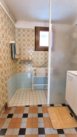 Une belle opportunité à ne pas manquer pour résidence principale ou secondaire !
A Dangeau, commune nouvelle de 1250 habitants, à 10 mn de Brou et de Bonneval, 12 mn d'Illiers-Combray, 35 mn de Chartres, 1h10 d'Orléans et 1h30 de Paris.
En plein cœur du village historique de Dangeau, dans une ruelle calme et pleine de charme, à quelques pas à pied des commodités : boulangerie, épicerie, bar-tabac, ramassage scolaire, école, mairie, terrain de sport,...

Charmante maison de village traditionnelle, habitable de plain-pied, sur parcelle de 550 m² totalement clôturée.
À l'avant : enrobé permettant de garer plusieurs véhicules,
À l'arrière :  jardin, potager et dépendances .
Une grande grange attenante de 56 m² au sol peut être en grande partie aménagée. Elle comprend un étage et une cave-atelier.

Dans la maison mitoyenne, 5 pièces spacieuses :
  - Entrée par une Véranda orientée ouest, lumineuse et chauffée de 16 m² ;
  - Pièce de vie / Cuisine de 21 m² distribuant les autres espaces , équipée d'une cheminée à foyer ouvert ;
  - Salon-salle-à-manger de 21 m² avec lumière traversante (rideaux de séparation amovibles) ;
  - Chambre d'environ 15 m² donnant sur la véranda ;
  - Salle d'eau avec douche à l'italienne ;
  - WC séparés avec fenêtre donnant sur le jardin.
À l'étage :
  - Une grande chambre mansardée de 15 m² (à 1,80 de hauteur) avec lumière traversante ;
  - Un cagibi pouvant être aménagé en WC ;
  - Un grenier aménageable en chambre.
  - (Possibilité combles supplémentaires au-dessus de la chambre ou création mezzanine).

Rafraîchissements à prévoir.

Dans le jardin coquet et bien tenu, plusieurs espaces sont matérialisés : petite terrasse, un chalet (15 m²) et deux dépendances en dur avec dalles béton pour stockage et ateliers.
espace poulailler, potager, pelouse. 1 point d'eau à l'avant et un à l'arrière.

 ++ LES PLUS ++ 
  - Fenêtres PVC double-vitrage imitation bois.  Persiennes métalliques au RdC et plastique à l'étage
  - Chauffage central avec chaudière fioul Viessmann
  - Portail et portillon PVC récents
  - Tout-à-l'égout
  - Raccordement fibre
  - Potentiels d'aménagements d'espaces supplémentaires
  - Possibilité de faire communiquer la maison avec la grange attenante, la chambre du bas avec la véranda et le salon avec le jardin.
.