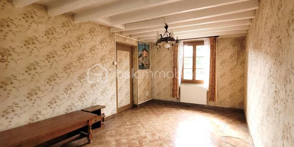 Une belle opportunité à ne pas manquer pour résidence principale ou secondaire !
A Dangeau, commune nouvelle de 1250 habitants, à 10 mn de Brou et de Bonneval, 12 mn d'Illiers-Combray, 35 mn de Chartres, 1h10 d'Orléans et 1h30 de Paris.
En plein cœur du village historique de Dangeau, dans une ruelle calme et pleine de charme, à quelques pas à pied des commodités : boulangerie, épicerie, bar-tabac, ramassage scolaire, école, mairie, terrain de sport,...

Charmante maison de village traditionnelle, habitable de plain-pied, sur parcelle de 550 m² totalement clôturée.
À l'avant : enrobé permettant de garer plusieurs véhicules,
À l'arrière :  jardin, potager et dépendances .
Une grande grange attenante de 56 m² au sol peut être en grande partie aménagée. Elle comprend un étage et une cave-atelier.

Dans la maison mitoyenne, 5 pièces spacieuses :
  - Entrée par une Véranda orientée ouest, lumineuse et chauffée de 16 m² ;
  - Pièce de vie / Cuisine de 21 m² distribuant les autres espaces , équipée d'une cheminée à foyer ouvert ;
  - Salon-salle-à-manger de 21 m² avec lumière traversante (rideaux de séparation amovibles) ;
  - Chambre d'environ 15 m² donnant sur la véranda ;
  - Salle d'eau avec douche à l'italienne ;
  - WC séparés avec fenêtre donnant sur le jardin.
À l'étage :
  - Une grande chambre mansardée de 15 m² (à 1,80 de hauteur) avec lumière traversante ;
  - Un cagibi pouvant être aménagé en WC ;
  - Un grenier aménageable en chambre.
  - (Possibilité combles supplémentaires au-dessus de la chambre ou création mezzanine).

Rafraîchissements à prévoir.

Dans le jardin coquet et bien tenu, plusieurs espaces sont matérialisés : petite terrasse, un chalet (15 m²) et deux dépendances en dur avec dalles béton pour stockage et ateliers.
espace poulailler, potager, pelouse. 1 point d'eau à l'avant et un à l'arrière.

 ++ LES PLUS ++ 
  - Fenêtres PVC double-vitrage imitation bois.  Persiennes métalliques au RdC et plastique à l'étage
  - Chauffage central avec chaudière fioul Viessmann
  - Portail et portillon PVC récents
  - Tout-à-l'égout
  - Raccordement fibre
  - Potentiels d'aménagements d'espaces supplémentaires
  - Possibilité de faire communiquer la maison avec la grange attenante, la chambre du bas avec la véranda et le salon avec le jardin.
.