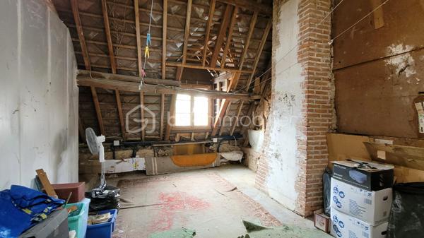 Une belle opportunité à ne pas manquer pour résidence principale ou secondaire !
A Dangeau, commune nouvelle de 1250 habitants, à 10 mn de Brou et de Bonneval, 12 mn d'Illiers-Combray, 35 mn de Chartres, 1h10 d'Orléans et 1h30 de Paris.
En plein cœur du village historique de Dangeau, dans une ruelle calme et pleine de charme, à quelques pas à pied des commodités : boulangerie, épicerie, bar-tabac, ramassage scolaire, école, mairie, terrain de sport,...

Charmante maison de village traditionnelle, habitable de plain-pied, sur parcelle de 550 m² totalement clôturée.
À l'avant : enrobé permettant de garer plusieurs véhicules,
À l'arrière :  jardin, potager et dépendances .
Une grande grange attenante de 56 m² au sol peut être en grande partie aménagée. Elle comprend un étage et une cave-atelier.

Dans la maison mitoyenne, 5 pièces spacieuses :
  - Entrée par une Véranda orientée ouest, lumineuse et chauffée de 16 m² ;
  - Pièce de vie / Cuisine de 21 m² distribuant les autres espaces , équipée d'une cheminée à foyer ouvert ;
  - Salon-salle-à-manger de 21 m² avec lumière traversante (rideaux de séparation amovibles) ;
  - Chambre d'environ 15 m² donnant sur la véranda ;
  - Salle d'eau avec douche à l'italienne ;
  - WC séparés avec fenêtre donnant sur le jardin.
À l'étage :
  - Une grande chambre mansardée de 15 m² (à 1,80 de hauteur) avec lumière traversante ;
  - Un cagibi pouvant être aménagé en WC ;
  - Un grenier aménageable en chambre.
  - (Possibilité combles supplémentaires au-dessus de la chambre ou création mezzanine).

Rafraîchissements à prévoir.

Dans le jardin coquet et bien tenu, plusieurs espaces sont matérialisés : petite terrasse, un chalet (15 m²) et deux dépendances en dur avec dalles béton pour stockage et ateliers.
espace poulailler, potager, pelouse. 1 point d'eau à l'avant et un à l'arrière.

 ++ LES PLUS ++ 
  - Fenêtres PVC double-vitrage imitation bois.  Persiennes métalliques au RdC et plastique à l'étage
  - Chauffage central avec chaudière fioul Viessmann
  - Portail et portillon PVC récents
  - Tout-à-l'égout
  - Raccordement fibre
  - Potentiels d'aménagements d'espaces supplémentaires
  - Possibilité de faire communiquer la maison avec la grange attenante, la chambre du bas avec la véranda et le salon avec le jardin.
.