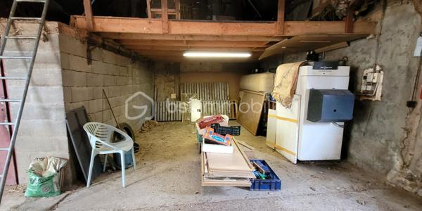Une belle opportunité à ne pas manquer pour résidence principale ou secondaire !
A Dangeau, commune nouvelle de 1250 habitants, à 10 mn de Brou et de Bonneval, 12 mn d'Illiers-Combray, 35 mn de Chartres, 1h10 d'Orléans et 1h30 de Paris.
En plein cœur du village historique de Dangeau, dans une ruelle calme et pleine de charme, à quelques pas à pied des commodités : boulangerie, épicerie, bar-tabac, ramassage scolaire, école, mairie, terrain de sport,...

Charmante maison de village traditionnelle, habitable de plain-pied, sur parcelle de 550 m² totalement clôturée.
À l'avant : enrobé permettant de garer plusieurs véhicules,
À l'arrière :  jardin, potager et dépendances .
Une grande grange attenante de 56 m² au sol peut être en grande partie aménagée. Elle comprend un étage et une cave-atelier.

Dans la maison mitoyenne, 5 pièces spacieuses :
  - Entrée par une Véranda orientée ouest, lumineuse et chauffée de 16 m² ;
  - Pièce de vie / Cuisine de 21 m² distribuant les autres espaces , équipée d'une cheminée à foyer ouvert ;
  - Salon-salle-à-manger de 21 m² avec lumière traversante (rideaux de séparation amovibles) ;
  - Chambre d'environ 15 m² donnant sur la véranda ;
  - Salle d'eau avec douche à l'italienne ;
  - WC séparés avec fenêtre donnant sur le jardin.
À l'étage :
  - Une grande chambre mansardée de 15 m² (à 1,80 de hauteur) avec lumière traversante ;
  - Un cagibi pouvant être aménagé en WC ;
  - Un grenier aménageable en chambre.
  - (Possibilité combles supplémentaires au-dessus de la chambre ou création mezzanine).

Rafraîchissements à prévoir.

Dans le jardin coquet et bien tenu, plusieurs espaces sont matérialisés : petite terrasse, un chalet (15 m²) et deux dépendances en dur avec dalles béton pour stockage et ateliers.
espace poulailler, potager, pelouse. 1 point d'eau à l'avant et un à l'arrière.

 ++ LES PLUS ++ 
  - Fenêtres PVC double-vitrage imitation bois.  Persiennes métalliques au RdC et plastique à l'étage
  - Chauffage central avec chaudière fioul Viessmann
  - Portail et portillon PVC récents
  - Tout-à-l'égout
  - Raccordement fibre
  - Potentiels d'aménagements d'espaces supplémentaires
  - Possibilité de faire communiquer la maison avec la grange attenante, la chambre du bas avec la véranda et le salon avec le jardin.
.