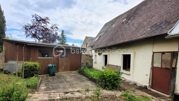 Une belle opportunité à ne pas manquer pour résidence principale ou secondaire !
A Dangeau, commune nouvelle de 1250 habitants, à 10 mn de Brou et de Bonneval, 12 mn d'Illiers-Combray, 35 mn de Chartres, 1h10 d'Orléans et 1h30 de Paris.
En plein cœur du village historique de Dangeau, dans une ruelle calme et pleine de charme, à quelques pas à pied des commodités : boulangerie, épicerie, bar-tabac, ramassage scolaire, école, mairie, terrain de sport,...

Charmante maison de village traditionnelle, habitable de plain-pied, sur parcelle de 550 m² totalement clôturée.
À l'avant : enrobé permettant de garer plusieurs véhicules,
À l'arrière :  jardin, potager et dépendances .
Une grande grange attenante de 56 m² au sol peut être en grande partie aménagée. Elle comprend un étage et une cave-atelier.

Dans la maison mitoyenne, 5 pièces spacieuses :
  - Entrée par une Véranda orientée ouest, lumineuse et chauffée de 16 m² ;
  - Pièce de vie / Cuisine de 21 m² distribuant les autres espaces , équipée d'une cheminée à foyer ouvert ;
  - Salon-salle-à-manger de 21 m² avec lumière traversante (rideaux de séparation amovibles) ;
  - Chambre d'environ 15 m² donnant sur la véranda ;
  - Salle d'eau avec douche à l'italienne ;
  - WC séparés avec fenêtre donnant sur le jardin.
À l'étage :
  - Une grande chambre mansardée de 15 m² (à 1,80 de hauteur) avec lumière traversante ;
  - Un cagibi pouvant être aménagé en WC ;
  - Un grenier aménageable en chambre.
  - (Possibilité combles supplémentaires au-dessus de la chambre ou création mezzanine).

Rafraîchissements à prévoir.

Dans le jardin coquet et bien tenu, plusieurs espaces sont matérialisés : petite terrasse, un chalet (15 m²) et deux dépendances en dur avec dalles béton pour stockage et ateliers.
espace poulailler, potager, pelouse. 1 point d'eau à l'avant et un à l'arrière.

 ++ LES PLUS ++ 
  - Fenêtres PVC double-vitrage imitation bois.  Persiennes métalliques au RdC et plastique à l'étage
  - Chauffage central avec chaudière fioul Viessmann
  - Portail et portillon PVC récents
  - Tout-à-l'égout
  - Raccordement fibre
  - Potentiels d'aménagements d'espaces supplémentaires
  - Possibilité de faire communiquer la maison avec la grange attenante, la chambre du bas avec la véranda et le salon avec le jardin.
.