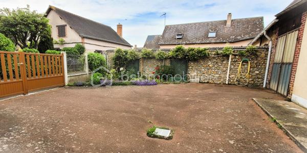 Une belle opportunité à ne pas manquer pour résidence principale ou secondaire !
A Dangeau, commune nouvelle de 1250 habitants, à 10 mn de Brou et de Bonneval, 12 mn d'Illiers-Combray, 35 mn de Chartres, 1h10 d'Orléans et 1h30 de Paris.
En plein cœur du village historique de Dangeau, dans une ruelle calme et pleine de charme, à quelques pas à pied des commodités : boulangerie, épicerie, bar-tabac, ramassage scolaire, école, mairie, terrain de sport,...

Charmante maison de village traditionnelle, habitable de plain-pied, sur parcelle de 550 m² totalement clôturée.
À l'avant : enrobé permettant de garer plusieurs véhicules,
À l'arrière :  jardin, potager et dépendances .
Une grande grange attenante de 56 m² au sol peut être en grande partie aménagée. Elle comprend un étage et une cave-atelier.

Dans la maison mitoyenne, 5 pièces spacieuses :
  - Entrée par une Véranda orientée ouest, lumineuse et chauffée de 16 m² ;
  - Pièce de vie / Cuisine de 21 m² distribuant les autres espaces , équipée d'une cheminée à foyer ouvert ;
  - Salon-salle-à-manger de 21 m² avec lumière traversante (rideaux de séparation amovibles) ;
  - Chambre d'environ 15 m² donnant sur la véranda ;
  - Salle d'eau avec douche à l'italienne ;
  - WC séparés avec fenêtre donnant sur le jardin.
À l'étage :
  - Une grande chambre mansardée de 15 m² (à 1,80 de hauteur) avec lumière traversante ;
  - Un cagibi pouvant être aménagé en WC ;
  - Un grenier aménageable en chambre.
  - (Possibilité combles supplémentaires au-dessus de la chambre ou création mezzanine).

Rafraîchissements à prévoir.

Dans le jardin coquet et bien tenu, plusieurs espaces sont matérialisés : petite terrasse, un chalet (15 m²) et deux dépendances en dur avec dalles béton pour stockage et ateliers.
espace poulailler, potager, pelouse. 1 point d'eau à l'avant et un à l'arrière.

 ++ LES PLUS ++ 
  - Fenêtres PVC double-vitrage imitation bois.  Persiennes métalliques au RdC et plastique à l'étage
  - Chauffage central avec chaudière fioul Viessmann
  - Portail et portillon PVC récents
  - Tout-à-l'égout
  - Raccordement fibre
  - Potentiels d'aménagements d'espaces supplémentaires
  - Possibilité de faire communiquer la maison avec la grange attenante, la chambre du bas avec la véranda et le salon avec le jardin.
.