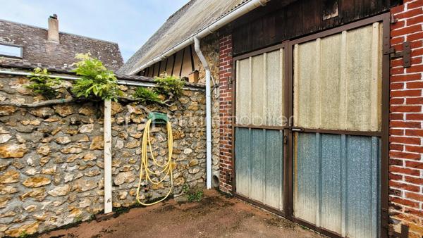 Une belle opportunité à ne pas manquer pour résidence principale ou secondaire !
A Dangeau, commune nouvelle de 1250 habitants, à 10 mn de Brou et de Bonneval, 12 mn d'Illiers-Combray, 35 mn de Chartres, 1h10 d'Orléans et 1h30 de Paris.
En plein cœur du village historique de Dangeau, dans une ruelle calme et pleine de charme, à quelques pas à pied des commodités : boulangerie, épicerie, bar-tabac, ramassage scolaire, école, mairie, terrain de sport,...

Charmante maison de village traditionnelle, habitable de plain-pied, sur parcelle de 550 m² totalement clôturée.
À l'avant : enrobé permettant de garer plusieurs véhicules,
À l'arrière :  jardin, potager et dépendances .
Une grande grange attenante de 56 m² au sol peut être en grande partie aménagée. Elle comprend un étage et une cave-atelier.

Dans la maison mitoyenne, 5 pièces spacieuses :
  - Entrée par une Véranda orientée ouest, lumineuse et chauffée de 16 m² ;
  - Pièce de vie / Cuisine de 21 m² distribuant les autres espaces , équipée d'une cheminée à foyer ouvert ;
  - Salon-salle-à-manger de 21 m² avec lumière traversante (rideaux de séparation amovibles) ;
  - Chambre d'environ 15 m² donnant sur la véranda ;
  - Salle d'eau avec douche à l'italienne ;
  - WC séparés avec fenêtre donnant sur le jardin.
À l'étage :
  - Une grande chambre mansardée de 15 m² (à 1,80 de hauteur) avec lumière traversante ;
  - Un cagibi pouvant être aménagé en WC ;
  - Un grenier aménageable en chambre.
  - (Possibilité combles supplémentaires au-dessus de la chambre ou création mezzanine).

Rafraîchissements à prévoir.

Dans le jardin coquet et bien tenu, plusieurs espaces sont matérialisés : petite terrasse, un chalet (15 m²) et deux dépendances en dur avec dalles béton pour stockage et ateliers.
espace poulailler, potager, pelouse. 1 point d'eau à l'avant et un à l'arrière.

 ++ LES PLUS ++ 
  - Fenêtres PVC double-vitrage imitation bois.  Persiennes métalliques au RdC et plastique à l'étage
  - Chauffage central avec chaudière fioul Viessmann
  - Portail et portillon PVC récents
  - Tout-à-l'égout
  - Raccordement fibre
  - Potentiels d'aménagements d'espaces supplémentaires
  - Possibilité de faire communiquer la maison avec la grange attenante, la chambre du bas avec la véranda et le salon avec le jardin.
.