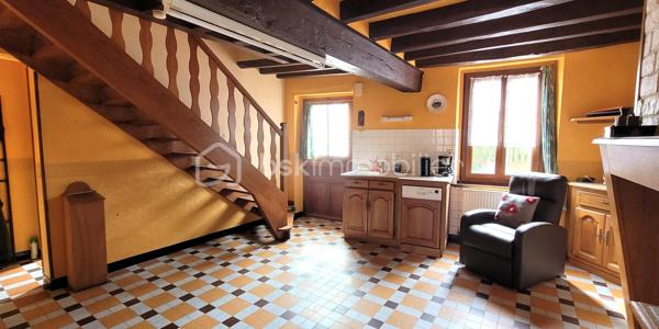 Une belle opportunité à ne pas manquer pour résidence principale ou secondaire !
A Dangeau, commune nouvelle de 1250 habitants, à 10 mn de Brou et de Bonneval, 12 mn d'Illiers-Combray, 35 mn de Chartres, 1h10 d'Orléans et 1h30 de Paris.
En plein cœur du village historique de Dangeau, dans une ruelle calme et pleine de charme, à quelques pas à pied des commodités : boulangerie, épicerie, bar-tabac, ramassage scolaire, école, mairie, terrain de sport,...

Charmante maison de village traditionnelle, habitable de plain-pied, sur parcelle de 550 m² totalement clôturée.
À l'avant : enrobé permettant de garer plusieurs véhicules,
À l'arrière :  jardin, potager et dépendances .
Une grande grange attenante de 56 m² au sol peut être en grande partie aménagée. Elle comprend un étage et une cave-atelier.

Dans la maison mitoyenne, 5 pièces spacieuses :
  - Entrée par une Véranda orientée ouest, lumineuse et chauffée de 16 m² ;
  - Pièce de vie / Cuisine de 21 m² distribuant les autres espaces , équipée d'une cheminée à foyer ouvert ;
  - Salon-salle-à-manger de 21 m² avec lumière traversante (rideaux de séparation amovibles) ;
  - Chambre d'environ 15 m² donnant sur la véranda ;
  - Salle d'eau avec douche à l'italienne ;
  - WC séparés avec fenêtre donnant sur le jardin.
À l'étage :
  - Une grande chambre mansardée de 15 m² (à 1,80 de hauteur) avec lumière traversante ;
  - Un cagibi pouvant être aménagé en WC ;
  - Un grenier aménageable en chambre.
  - (Possibilité combles supplémentaires au-dessus de la chambre ou création mezzanine).

Rafraîchissements à prévoir.

Dans le jardin coquet et bien tenu, plusieurs espaces sont matérialisés : petite terrasse, un chalet (15 m²) et deux dépendances en dur avec dalles béton pour stockage et ateliers.
espace poulailler, potager, pelouse. 1 point d'eau à l'avant et un à l'arrière.

 ++ LES PLUS ++ 
  - Fenêtres PVC double-vitrage imitation bois.  Persiennes métalliques au RdC et plastique à l'étage
  - Chauffage central avec chaudière fioul Viessmann
  - Portail et portillon PVC récents
  - Tout-à-l'égout
  - Raccordement fibre
  - Potentiels d'aménagements d'espaces supplémentaires
  - Possibilité de faire communiquer la maison avec la grange attenante, la chambre du bas avec la véranda et le salon avec le jardin.
.