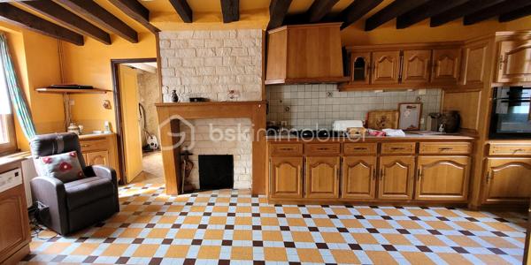 Une belle opportunité à ne pas manquer pour résidence principale ou secondaire !
A Dangeau, commune nouvelle de 1250 habitants, à 10 mn de Brou et de Bonneval, 12 mn d'Illiers-Combray, 35 mn de Chartres, 1h10 d'Orléans et 1h30 de Paris.
En plein cœur du village historique de Dangeau, dans une ruelle calme et pleine de charme, à quelques pas à pied des commodités : boulangerie, épicerie, bar-tabac, ramassage scolaire, école, mairie, terrain de sport,...

Charmante maison de village traditionnelle, habitable de plain-pied, sur parcelle de 550 m² totalement clôturée.
À l'avant : enrobé permettant de garer plusieurs véhicules,
À l'arrière :  jardin, potager et dépendances .
Une grande grange attenante de 56 m² au sol peut être en grande partie aménagée. Elle comprend un étage et une cave-atelier.

Dans la maison mitoyenne, 5 pièces spacieuses :
  - Entrée par une Véranda orientée ouest, lumineuse et chauffée de 16 m² ;
  - Pièce de vie / Cuisine de 21 m² distribuant les autres espaces , équipée d'une cheminée à foyer ouvert ;
  - Salon-salle-à-manger de 21 m² avec lumière traversante (rideaux de séparation amovibles) ;
  - Chambre d'environ 15 m² donnant sur la véranda ;
  - Salle d'eau avec douche à l'italienne ;
  - WC séparés avec fenêtre donnant sur le jardin.
À l'étage :
  - Une grande chambre mansardée de 15 m² (à 1,80 de hauteur) avec lumière traversante ;
  - Un cagibi pouvant être aménagé en WC ;
  - Un grenier aménageable en chambre.
  - (Possibilité combles supplémentaires au-dessus de la chambre ou création mezzanine).

Rafraîchissements à prévoir.

Dans le jardin coquet et bien tenu, plusieurs espaces sont matérialisés : petite terrasse, un chalet (15 m²) et deux dépendances en dur avec dalles béton pour stockage et ateliers.
espace poulailler, potager, pelouse. 1 point d'eau à l'avant et un à l'arrière.

 ++ LES PLUS ++ 
  - Fenêtres PVC double-vitrage imitation bois.  Persiennes métalliques au RdC et plastique à l'étage
  - Chauffage central avec chaudière fioul Viessmann
  - Portail et portillon PVC récents
  - Tout-à-l'égout
  - Raccordement fibre
  - Potentiels d'aménagements d'espaces supplémentaires
  - Possibilité de faire communiquer la maison avec la grange attenante, la chambre du bas avec la véranda et le salon avec le jardin.
.