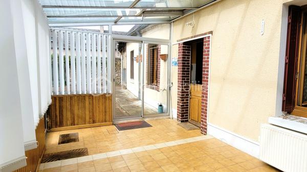 Une belle opportunité à ne pas manquer pour résidence principale ou secondaire !
A Dangeau, commune nouvelle de 1250 habitants, à 10 mn de Brou et de Bonneval, 12 mn d'Illiers-Combray, 35 mn de Chartres, 1h10 d'Orléans et 1h30 de Paris.
En plein cœur du village historique de Dangeau, dans une ruelle calme et pleine de charme, à quelques pas à pied des commodités : boulangerie, épicerie, bar-tabac, ramassage scolaire, école, mairie, terrain de sport,...

Charmante maison de village traditionnelle, habitable de plain-pied, sur parcelle de 550 m² totalement clôturée.
À l'avant : enrobé permettant de garer plusieurs véhicules,
À l'arrière :  jardin, potager et dépendances .
Une grande grange attenante de 56 m² au sol peut être en grande partie aménagée. Elle comprend un étage et une cave-atelier.

Dans la maison mitoyenne, 5 pièces spacieuses :
  - Entrée par une Véranda orientée ouest, lumineuse et chauffée de 16 m² ;
  - Pièce de vie / Cuisine de 21 m² distribuant les autres espaces , équipée d'une cheminée à foyer ouvert ;
  - Salon-salle-à-manger de 21 m² avec lumière traversante (rideaux de séparation amovibles) ;
  - Chambre d'environ 15 m² donnant sur la véranda ;
  - Salle d'eau avec douche à l'italienne ;
  - WC séparés avec fenêtre donnant sur le jardin.
À l'étage :
  - Une grande chambre mansardée de 15 m² (à 1,80 de hauteur) avec lumière traversante ;
  - Un cagibi pouvant être aménagé en WC ;
  - Un grenier aménageable en chambre.
  - (Possibilité combles supplémentaires au-dessus de la chambre ou création mezzanine).

Rafraîchissements à prévoir.

Dans le jardin coquet et bien tenu, plusieurs espaces sont matérialisés : petite terrasse, un chalet (15 m²) et deux dépendances en dur avec dalles béton pour stockage et ateliers.
espace poulailler, potager, pelouse. 1 point d'eau à l'avant et un à l'arrière.

 ++ LES PLUS ++ 
  - Fenêtres PVC double-vitrage imitation bois.  Persiennes métalliques au RdC et plastique à l'étage
  - Chauffage central avec chaudière fioul Viessmann
  - Portail et portillon PVC récents
  - Tout-à-l'égout
  - Raccordement fibre
  - Potentiels d'aménagements d'espaces supplémentaires
  - Possibilité de faire communiquer la maison avec la grange attenante, la chambre du bas avec la véranda et le salon avec le jardin.
.