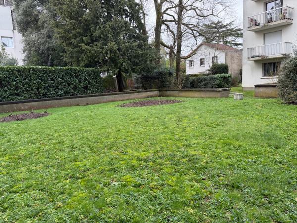 Nantes (44000) Vivre au cœur d’un jardin… sans jamais avoir à l’entretenir.