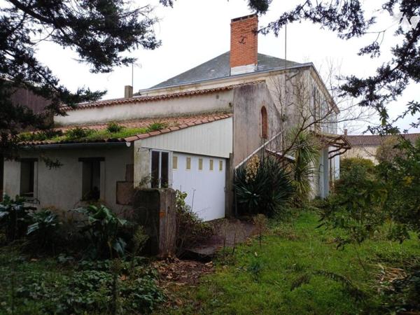 A VENDRE à ST JEAN D'HERMINE (85210) Propriété de 181m2 hab. + dépendances sur terrain de 2.946m2